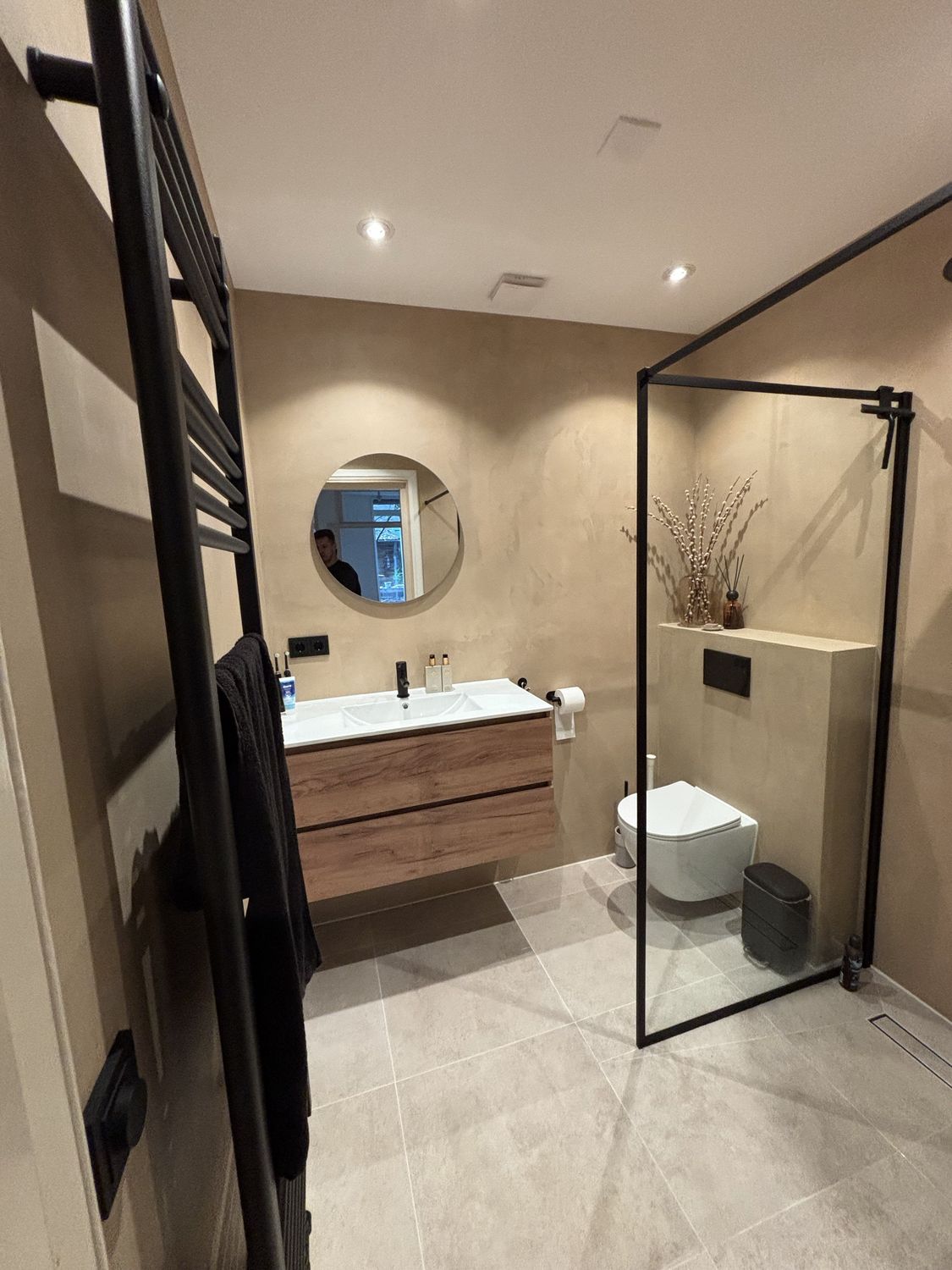De opgeleverde badkamer met wanden in beton ciré