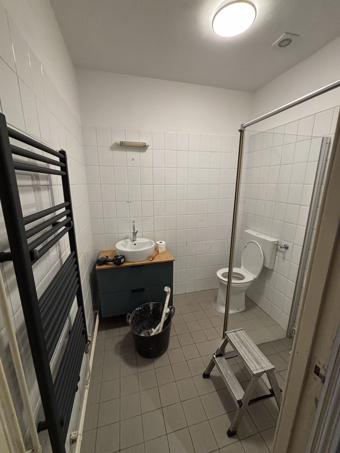 De oude betegelde badkamer, gezien vanuit de deur