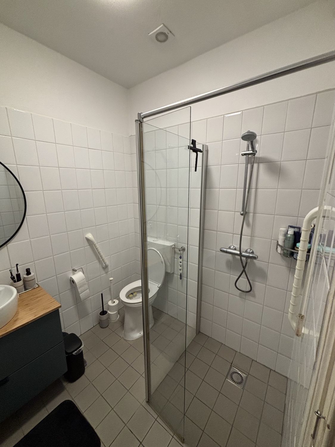 De oude douchecabine en het staande toilet