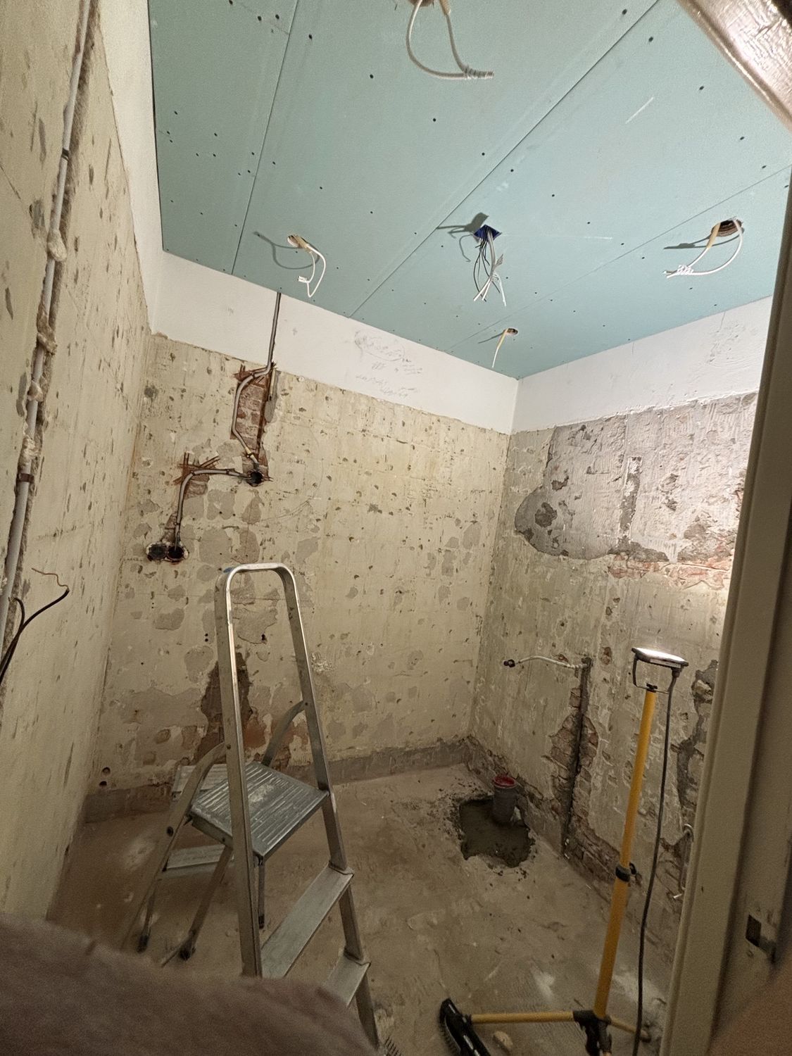 De badkamer gestript tot op het metselwerk