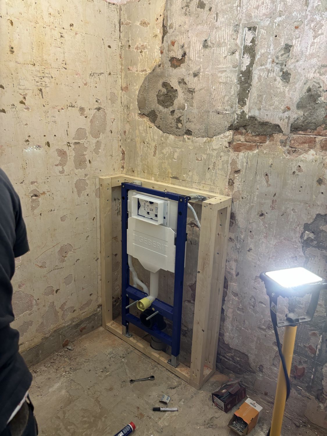 Het inbouwreservoir voor het zwevende toilet wordt gesteld