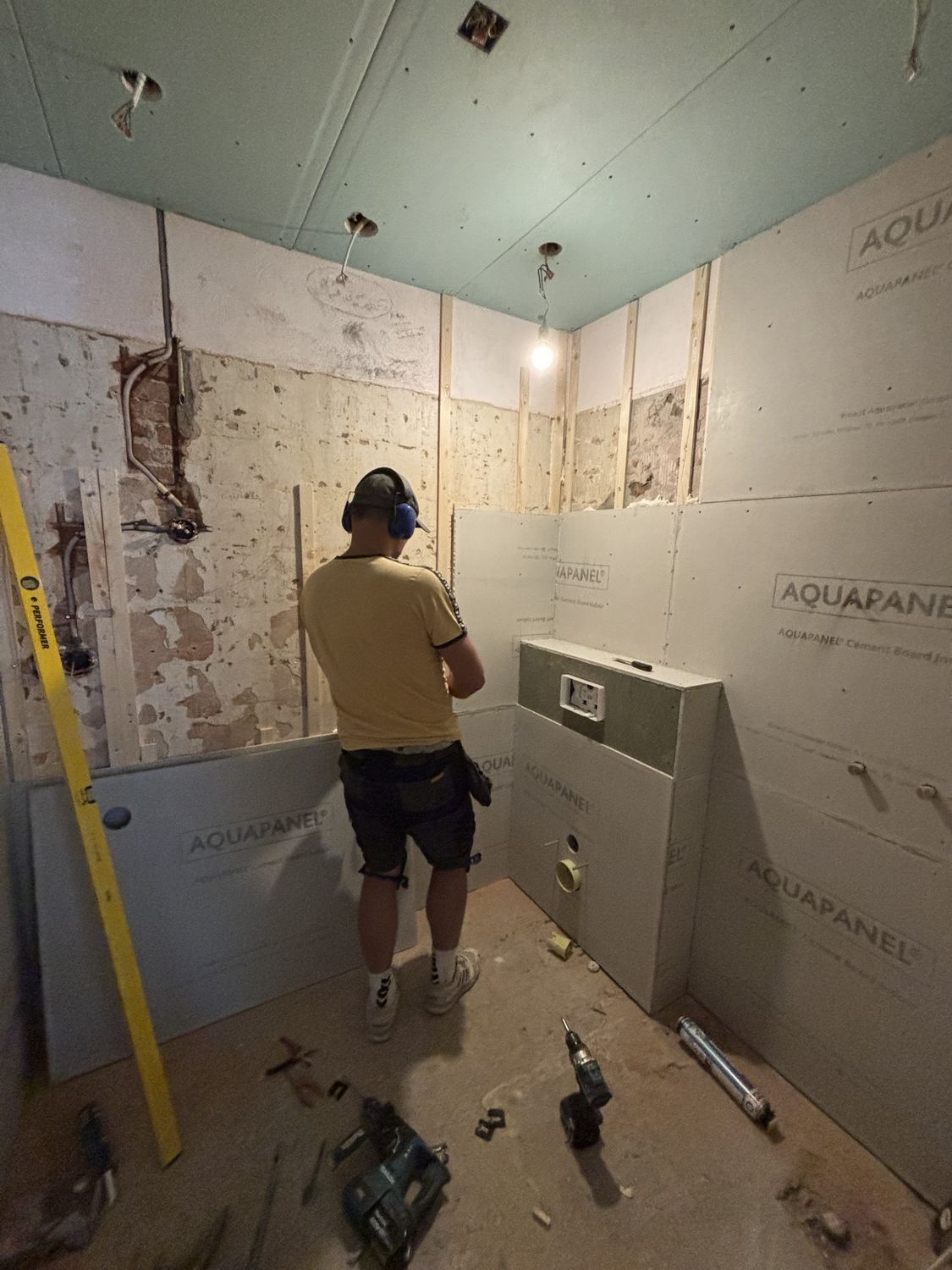 Cementgebonden wandplaten op het regelwerk