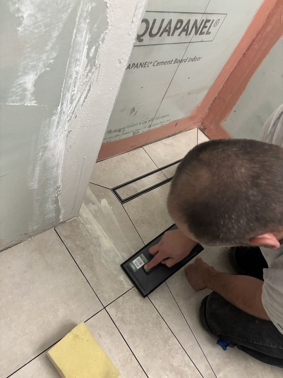 De beton ciré wordt met de hand opgezet