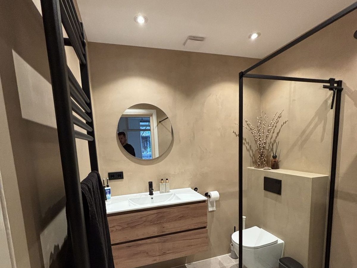 Opgeleverde badkamer met wanden in beton ciré